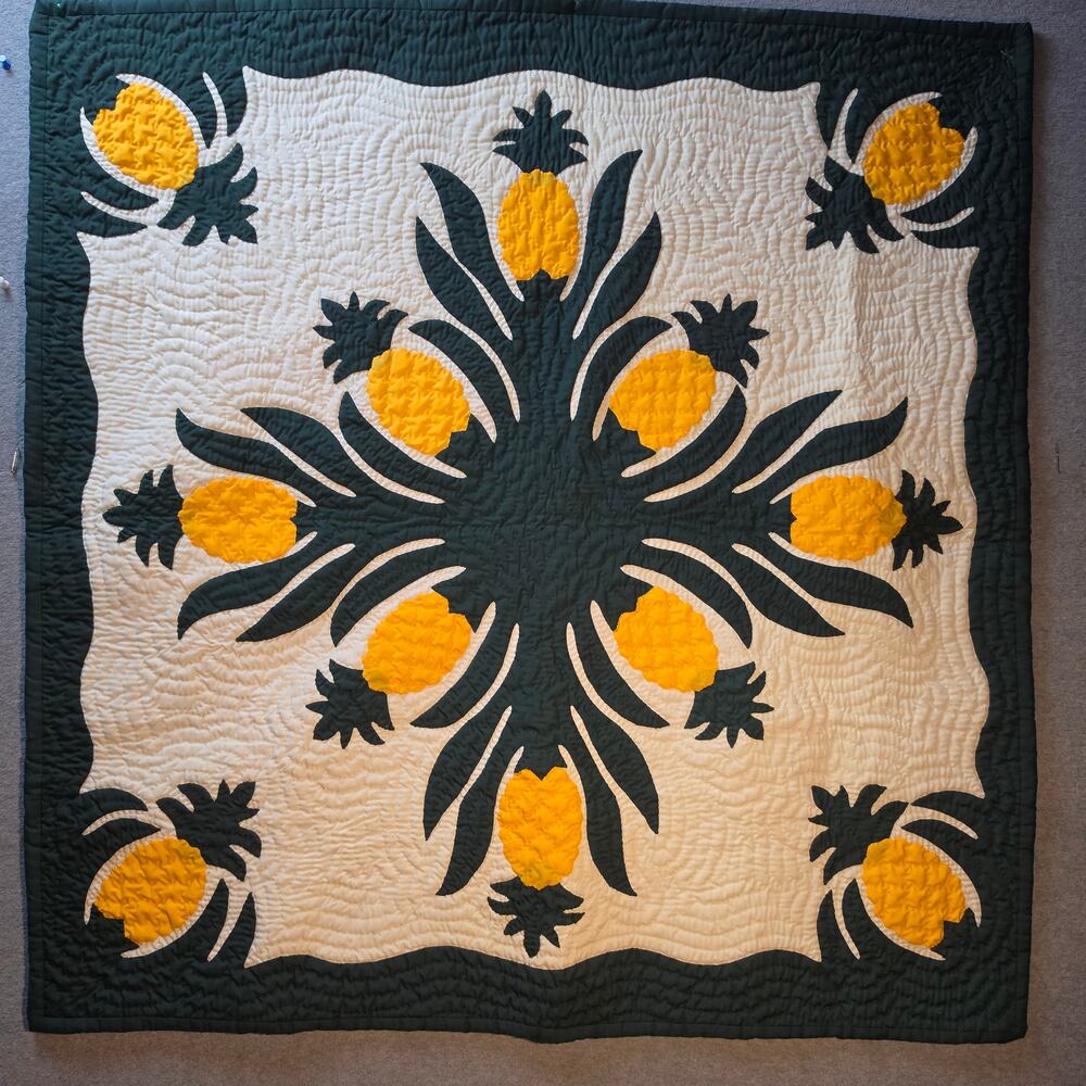 Kenui Quilts Hawaiian Pineapple Wall Hanging Hand Applique Vintage Quilt 42x42